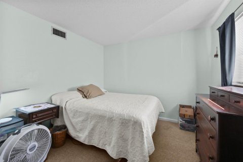 Condo in Palm Springs, Florida, 2 bedrooms  № 2184490 - photo 15