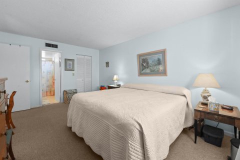 Condo in Palm Springs, Florida, 2 bedrooms  № 2184490 - photo 19