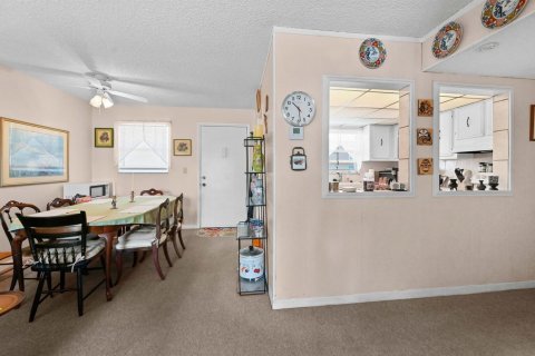 Condo in Palm Springs, Florida, 2 bedrooms  № 2184490 - photo 4