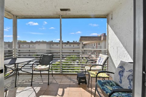 Condo in Palm Springs, Florida, 2 bedrooms  № 2184490 - photo 21