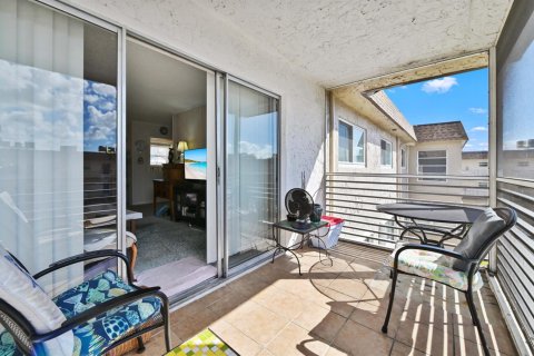 Condo in Palm Springs, Florida, 2 bedrooms  № 2184490 - photo 22