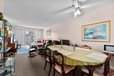 Condo in Palm Springs, Florida, 2 bedrooms  № 2184490 - photo 5