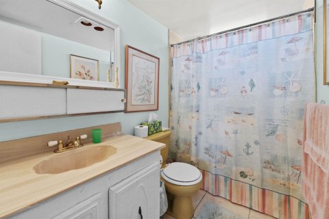 Condo in Palm Springs, Florida, 2 bedrooms  № 2184490 - photo 12