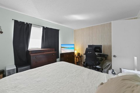 Condo in Palm Springs, Florida, 2 bedrooms  № 2184490 - photo 13