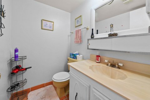Condo in Palm Springs, Florida, 2 bedrooms  № 2184490 - photo 18