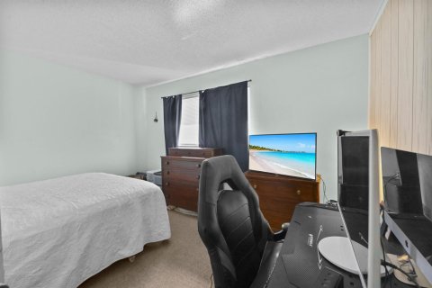 Condo in Palm Springs, Florida, 2 bedrooms  № 2184490 - photo 14