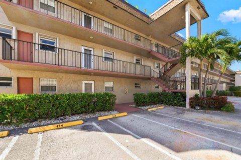 Condo in Palm Springs, Florida, 2 bedrooms  № 2184490 - photo 24