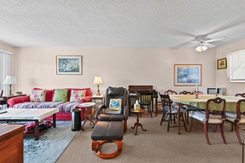 Condo in Palm Springs, Florida, 2 bedrooms  № 2184490 - photo 9