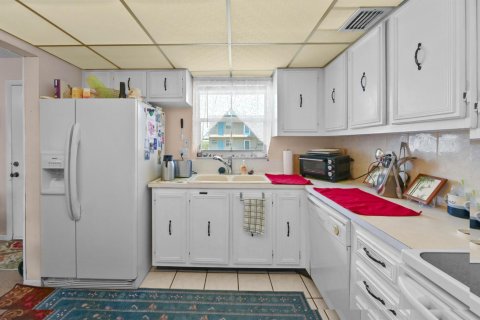 Condo in Palm Springs, Florida, 2 bedrooms  № 2184490 - photo 6