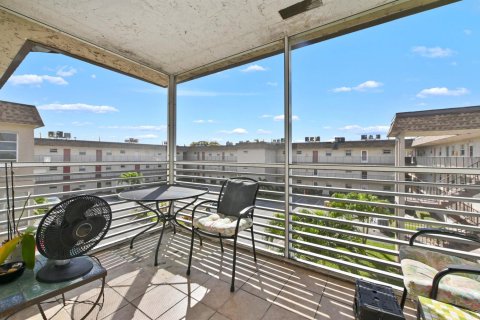 Condo in Palm Springs, Florida, 2 bedrooms  № 2184490 - photo 2
