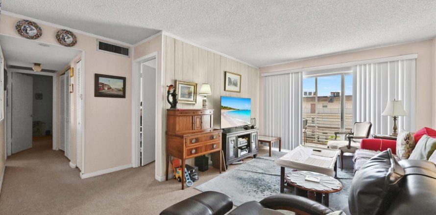Condo in Palm Springs, Florida, 2 bedrooms  № 2184490