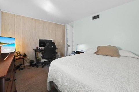 Condo in Palm Springs, Florida, 2 bedrooms  № 2184490 - photo 16