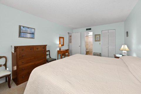 Condo in Palm Springs, Florida, 2 bedrooms  № 2184490 - photo 20