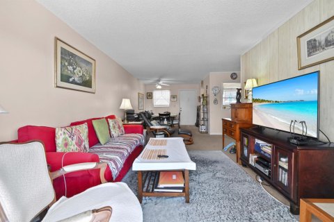 Condo in Palm Springs, Florida, 2 bedrooms  № 2184490 - photo 3