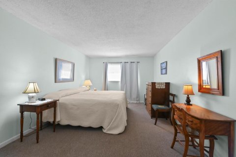Condo in Palm Springs, Florida, 2 bedrooms  № 2184490 - photo 17