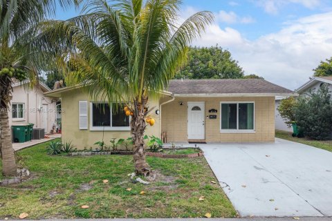 House in Tamarac, Florida 2 bedrooms, 104.79 sq.m. № 2153119