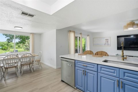 House in Clearwater, Florida 5 bedrooms, 166.48 sq.m. № 2152212 - photo 3