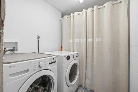 House in Clearwater, Florida 5 bedrooms, 166.48 sq.m. № 2152212 - photo 25