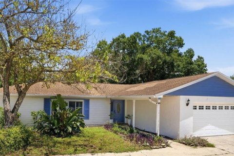 House in Clearwater, Florida 5 bedrooms, 166.48 sq.m. № 2152212