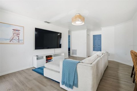 House in Clearwater, Florida 5 bedrooms, 166.48 sq.m. № 2152212 - photo 9