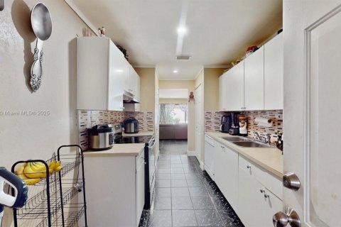 House in Miami Gardens, Florida 3 bedrooms, 104.05 sq.m. № 1797127 - photo 10