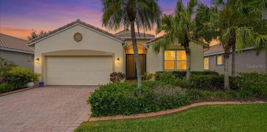 House in Sarasota, Florida 3 bedrooms, 156.26 sq.m. № 2151800
