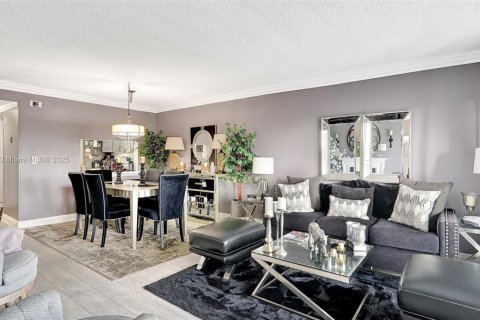 Condo in Hallandale Beach, Florida, 2 bedrooms  № 1627674 - photo 13