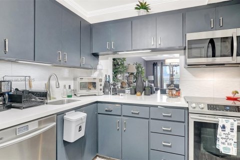 Condo in Hallandale Beach, Florida, 2 bedrooms  № 1627674 - photo 11