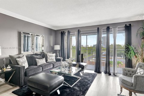 Condo in Hallandale Beach, Florida, 2 bedrooms  № 1627674 - photo 16