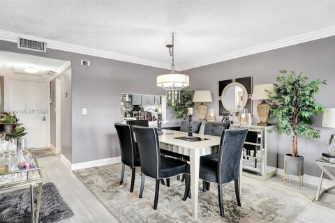 Condo in Hallandale Beach, Florida, 2 bedrooms  № 1627674 - photo 18