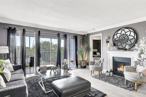 Condo in Hallandale Beach, Florida, 2 bedrooms  № 1627674 - photo 17