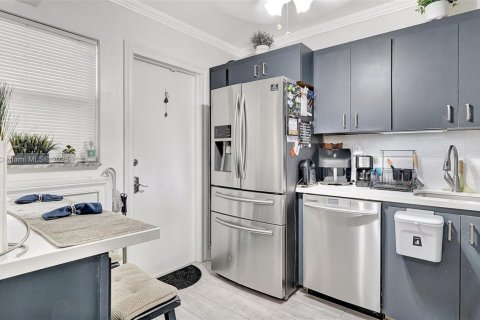 Condo in Hallandale Beach, Florida, 2 bedrooms  № 1627674 - photo 7