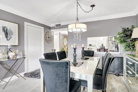 Condo in Hallandale Beach, Florida, 2 bedrooms  № 1627674 - photo 19