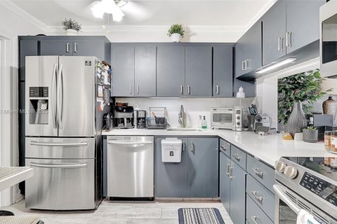 Condo in Hallandale Beach, Florida, 2 bedrooms  № 1627674 - photo 1