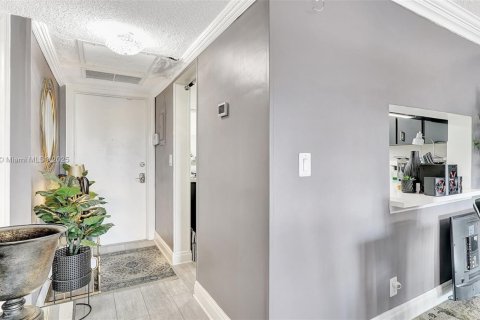 Condo in Hallandale Beach, Florida, 2 bedrooms  № 1627674 - photo 21