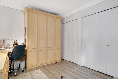 Condo in Hallandale Beach, Florida, 2 bedrooms  № 1627674 - photo 23
