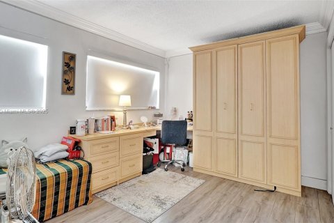 Condo in Hallandale Beach, Florida, 2 bedrooms  № 1627674 - photo 22