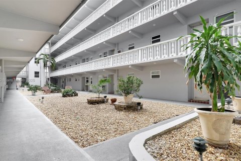 Condo in Hallandale Beach, Florida, 2 bedrooms  № 1627674 - photo 3