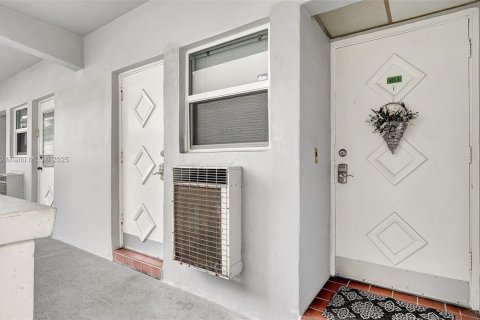 Condo in Hallandale Beach, Florida, 2 bedrooms  № 1627674 - photo 5