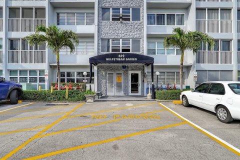 Condo in Hallandale Beach, Florida, 2 bedrooms  № 1627674 - photo 4