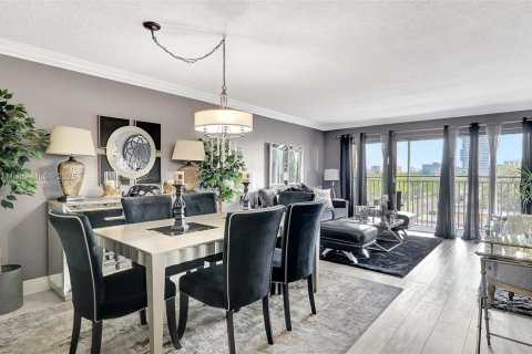 Condo in Hallandale Beach, Florida, 2 bedrooms  № 1627674 - photo 2