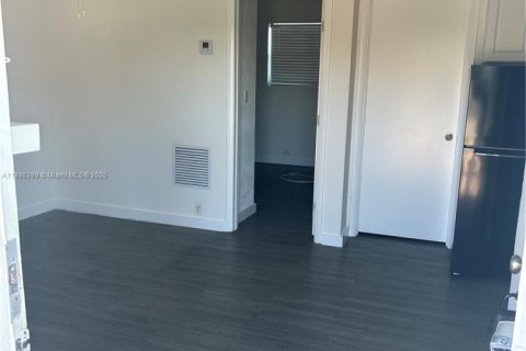 Apartamento en alquiler en Miami, Florida, 2 dormitorios, 92.9 m2 № 1932762 - foto 3