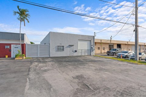 Commercial property in Fort Lauderdale, Florida № 2158187 - photo 4