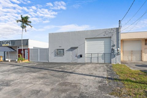 Commercial property in Fort Lauderdale, Florida № 2158187 - photo 3