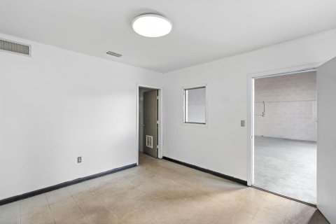 Commercial property in Fort Lauderdale, Florida № 2158187 - photo 18