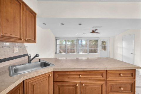 House in Fort Lauderdale, Florida 2 bedrooms, 122.17 sq.m. № 1997425 - photo 3