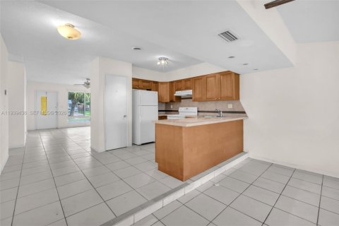 House in Fort Lauderdale, Florida 2 bedrooms, 122.17 sq.m. № 1997425 - photo 15