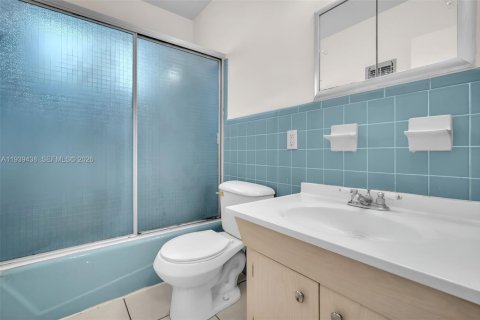 House in Fort Lauderdale, Florida 2 bedrooms, 122.17 sq.m. № 1997425 - photo 24