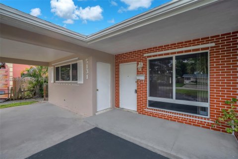 House in Fort Lauderdale, Florida 2 bedrooms, 122.17 sq.m. № 1997425 - photo 27