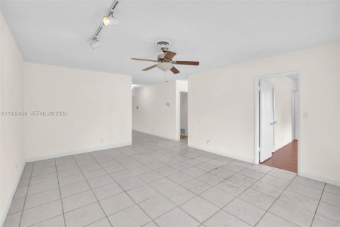 House in Fort Lauderdale, Florida 2 bedrooms, 122.17 sq.m. № 1997425 - photo 11